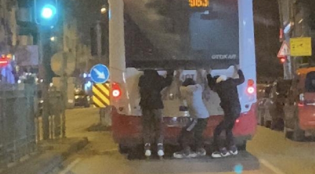 Otobüse tutunarak patenle kayan çocukların tehlikeli yolculuğu böyle görüntülendi