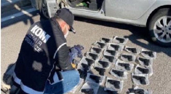 Otomobil kapısına gizlenmiş 28 tabancayla yakalandı