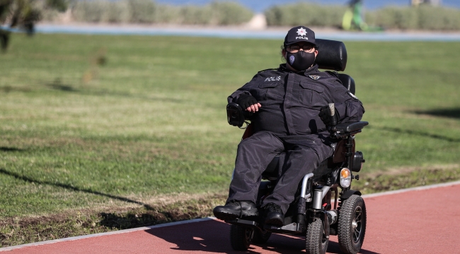Özlemini gidermek için karakolda nöbet tutuyor