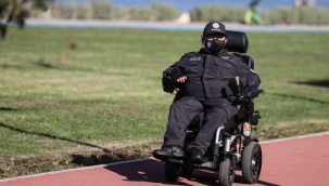 Özlemini gidermek için karakolda nöbet tutuyor