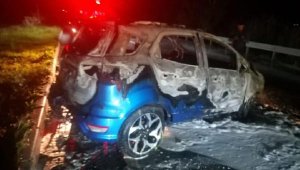 Refüje çarpan otomobil, alev alev yandı