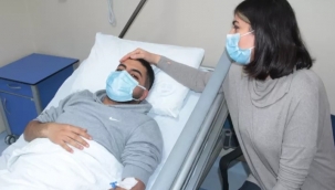 Restoranda öyle bir kahkaha attı, boğazına kürdan kaçtı