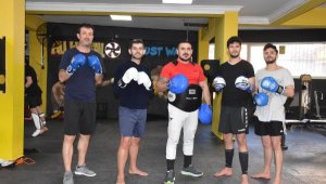 Sağlık çalışanları şiddete karşı kick boks öğreniyor