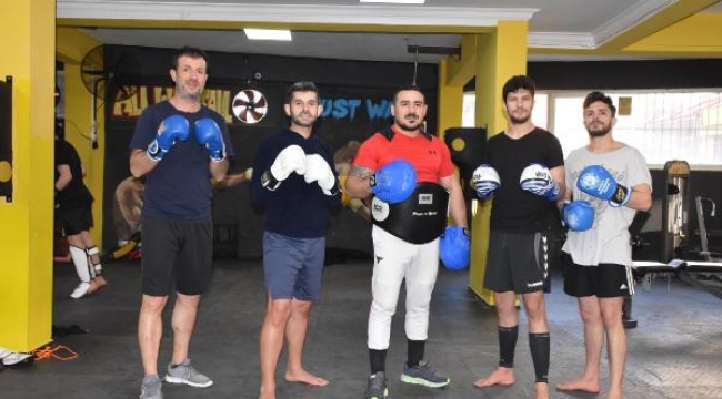 Sağlık çalışanları şiddete karşı kick boks öğreniyor