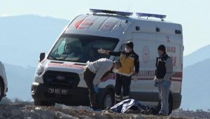 Sahile park halindeki aracın yanında ceset bulundu