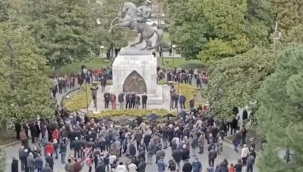 Saldırıya uğrayan Atatürk heykeli etrafında tavaf