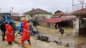 Sel basan 30 evden 12'si ağır hasarlı
