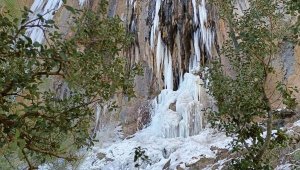 Su Uçan Şelalesi buz tuttu, sarkıtlar oluştu