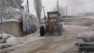 Turgutlu'da kar yağışı; mahalle yolları kapandı