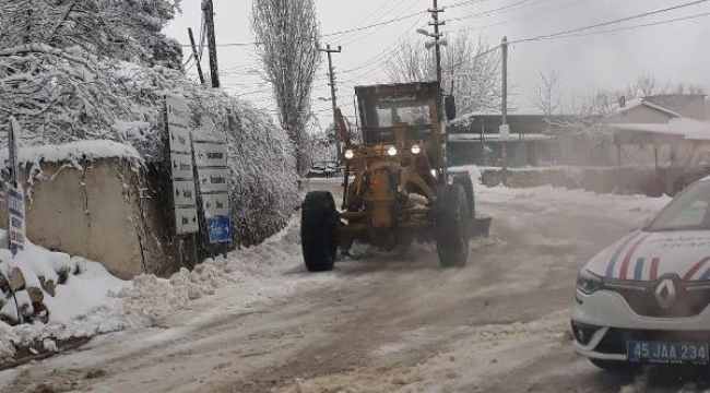Turgutlu'da kar yağışı; mahalle yolları kapandı