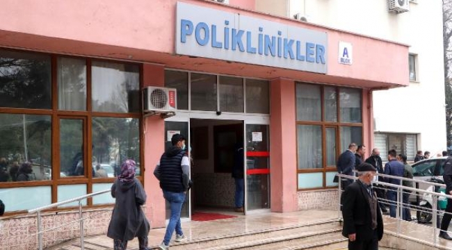 Tutukludan doktora tekmeli saldırı