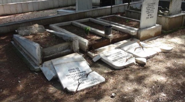 Uşak'ta mezarlığa çirkin saldırı