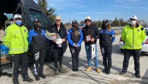 Uşak'ta uygulama noktasında durdurulan Uygur kardeşlere polisten sürpriz