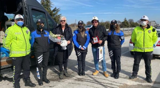 Uşak'ta uygulama noktasında durdurulan Uygur kardeşlere polisten sürpriz