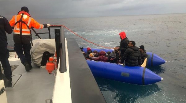Yunanistan'ın geri ittiği 17 göçmen kurtarıldı
