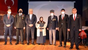 10 yıl önce ölen Kore gazisinin madalyası eşine verildi