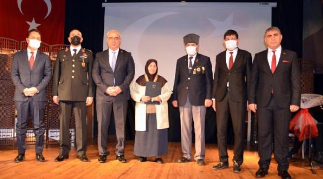 10 yıl önce ölen Kore gazisinin madalyası eşine verildi