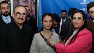 AK Parti İzmir danışma toplantılarında 1500 kişiye rozet