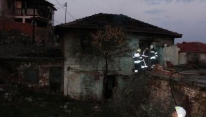 Alaşehir'de ahşap binada çıkan yangın korkuttu