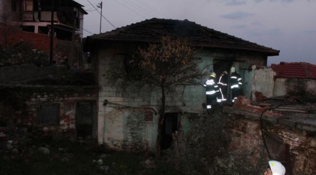 Alaşehir'de ahşap binada çıkan yangın korkuttu