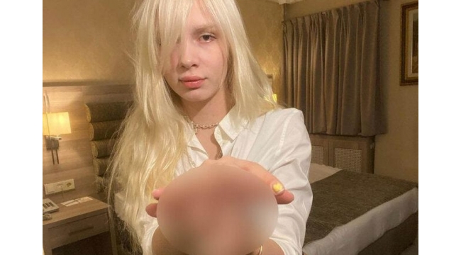 Aleyna Tilki, takipçilerine yatak odasından el hareketi çekti