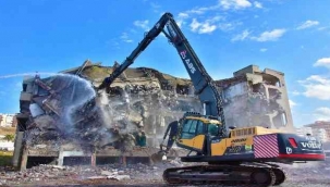 Aliağa'da kent estetiğini bozan iş merkezi yıkılıyor