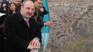 Bakan Varank, Ulubey Kanyonu'ndaki cam terastan mesajlar verdi