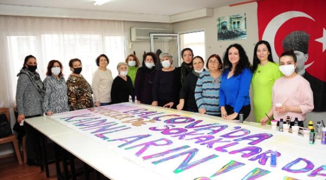 Balçovalı kadınlar 8 Mart pankartlarını hazırlıyor