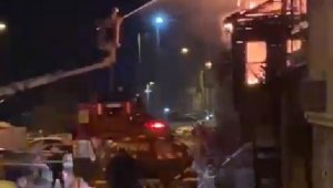 Balıkesir'de 2 ahşap yapı alev alev yandı