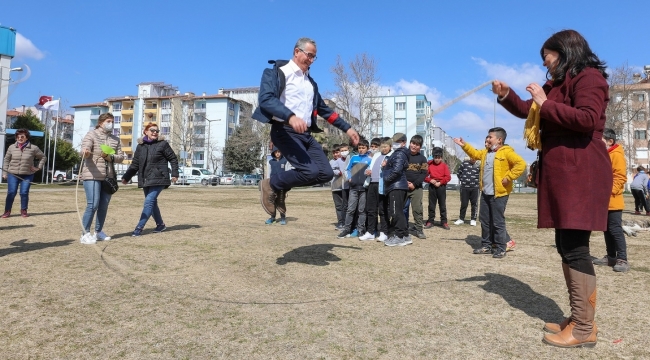 Başkan Arda, Sokak Oyunları etkinliğinde çocukluğuna döndü