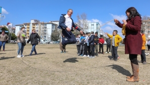 Başkan Arda, Sokak Oyunları etkinliğinde çocukluğuna döndü