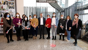 Başkan Sandal'dan kadın çalışanlara karanfil