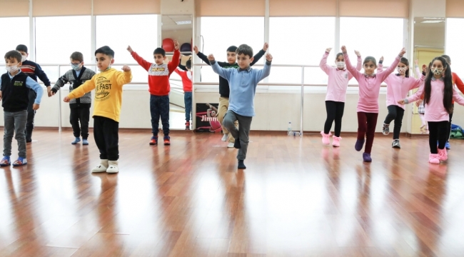 Bayraklı Sanat ve Müzik Akademisi kursları 3 bin kişiye ulaştı