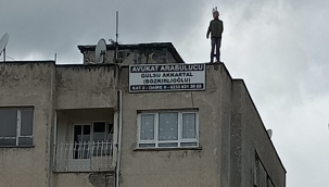 Bergama'da intihara teşebbüs! Çatıya çıktı