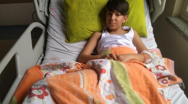 Bisikletiyle köpeklerden kaçarken cipin altında kaldı