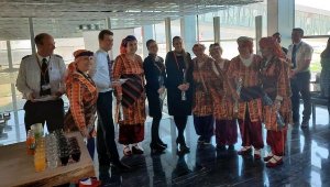 Bodrum'a 2 yıl sonra uçakla gelen İngiliz yolculara çiçekli karşılama