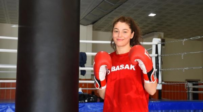 Boksör Seren Ay Çetin dünyaya meydan okuyacak