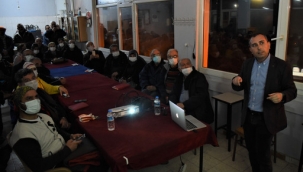 Bornova'da üreticiye zeytin budama eğitimi verildi