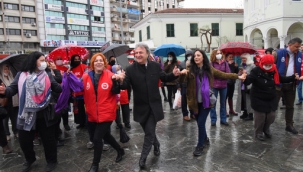 Bornovalı kadınlar 8 Mart'ta alanlara çıktı, başkan yanlarındaydı