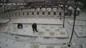 Çanakkale'de 2 genç, şehitlikteki mezar taşlarını temizledi