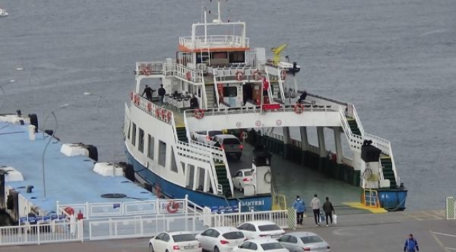 Çanakkale'de feribot seferlerine 'fırtına' engeli
