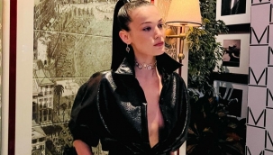 Çok derin dekolte ve sütyensiz!