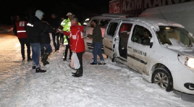 Denizli'de karda mahsur kalanlara Kızılay ve AFAD yiyecek dağıttı