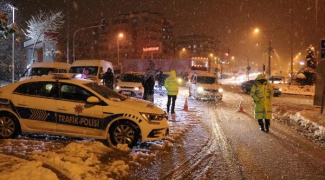 Denizli'yi Antalya ve Muğla'ya bağlayan yol kardan kapandı