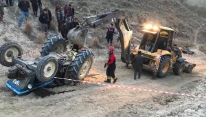 Devrilen traktörün altında kalıp yaşamını yitirdi