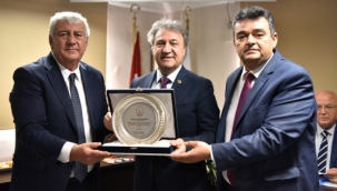 Dökümcü esnafından Belediye Başkanı İduğ'a plaketli teşekkür