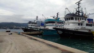 Ege'de hava şartları nedeniyle balıkçılar, iskelelere demirledi