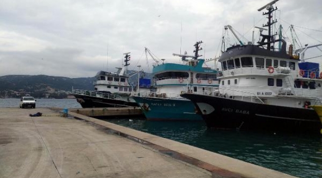 Ege'de hava şartları nedeniyle balıkçılar, iskelelere demirledi