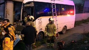 Elektrik direğine çarpan midibüsün sürücüsü öldü