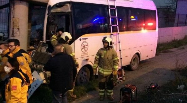 Elektrik direğine çarpan midibüsün sürücüsü öldü